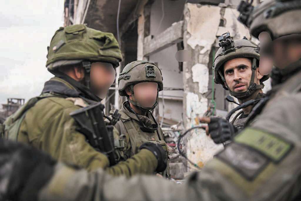 סא"ל יוני הכהן עם חייליו ברצועת עזה. | דובר צה"ל