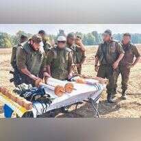 סרן הרב יהושע גרשטיין, 34, נשוי + 2 רב חטיבת האש 282
שירת בסדיר כמש"ק דת בחיל המודיעין. למד עשר שנים בישיבות גבוהות שונות, הוסמך לרבנות עם הכשרה לתפקיד בקהילות בחו"ל, וחזר לשירות קבע כרב של גדוד נצח יהודה. | דובר צה"ל