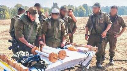 סרן הרב יהושע גרשטיין, 34, נשוי + 2 רב חטיבת האש 282
שירת בסדיר כמש"ק דת בחיל המודיעין. למד עשר שנים בישיבות גבוהות שונות, הוסמך לרבנות עם הכשרה לתפקיד בקהילות בחו"ל, וחזר לשירות קבע כרב של גדוד נצח יהודה. | דובר צה"ל