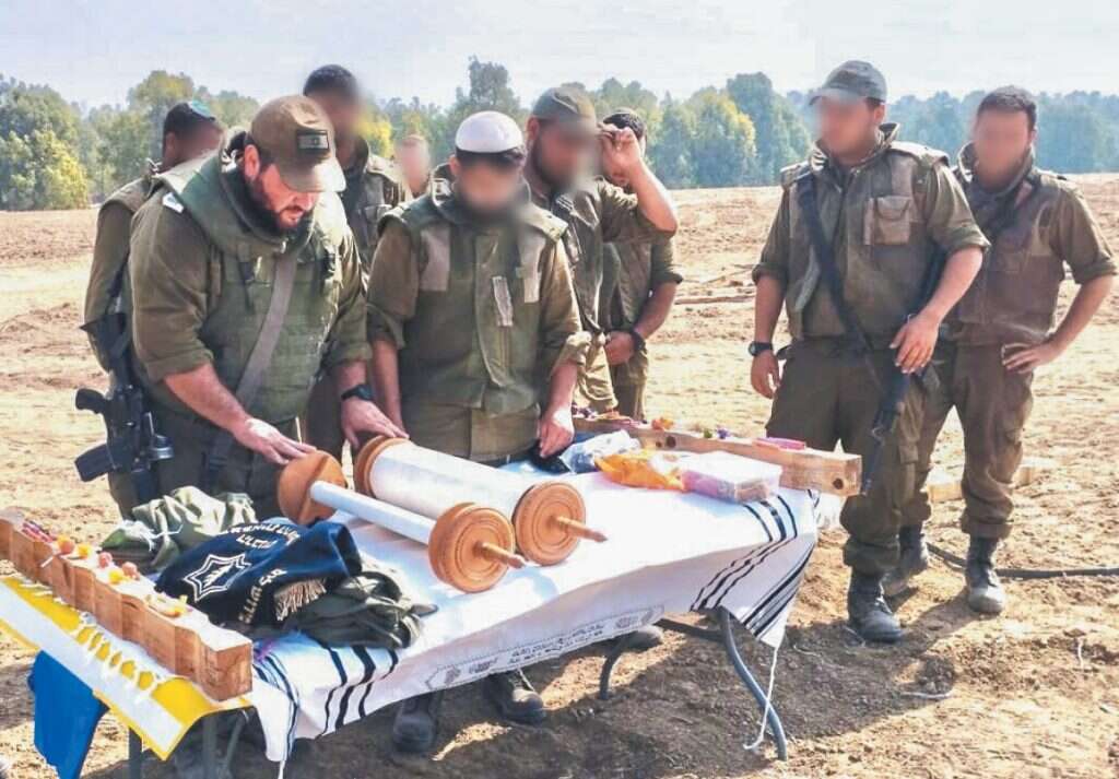 סרן הרב יהושע גרשטיין, 34, נשוי + 2 רב חטיבת האש 282
שירת בסדיר כמש"ק דת בחיל המודיעין. למד עשר שנים בישיבות גבוהות שונות, הוסמך לרבנות עם הכשרה לתפקיד בקהילות בחו"ל, וחזר לשירות קבע כרב של גדוד נצח יהודה. | דובר צה"ל