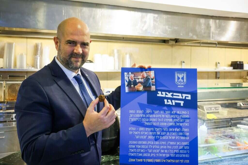 אמיר אוחנה עם השלט לזכרו של דוגו. | נועם מושקוביץ, דוברות הכנסת