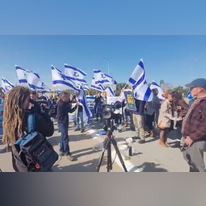 המפגינים שחוסמים ברגעים אלה את מעבר כרם שלום