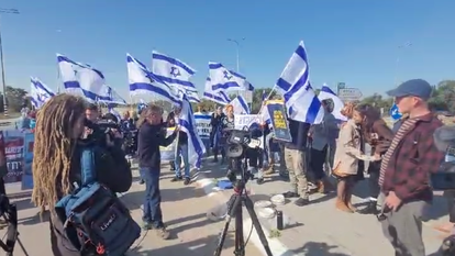 המפגינים שחוסמים ברגעים אלה את מעבר כרם שלום