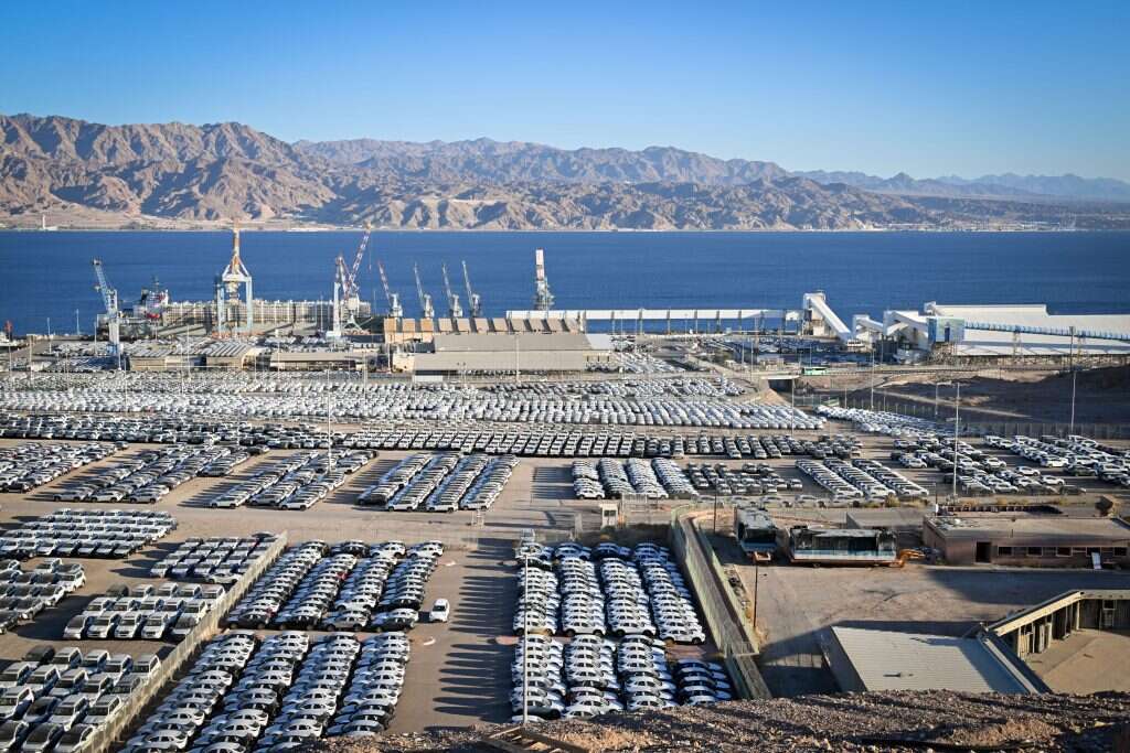 ענף ללא תחרות. כלי רכב מיובאים בנמל אילת. | יהודה בן־איטח, פלאש 90