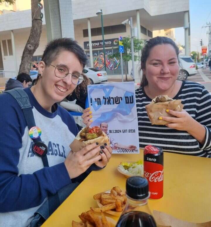 סטודנטיות אוכלות פלאפל. | יח"צ