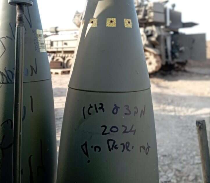 פגז עם כיתוב לקראת "מבצע דוגו" 2024, של חיילים בגבול הצפון. | יח"צ