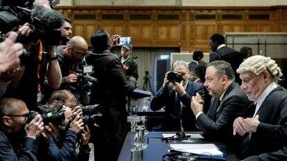 נציגי מדינת ישראל בבית הדין בהאג, בשבוע שעבר. יושבים (מימין): מלקולם שואו, טל בקר. | אי.פי.איי