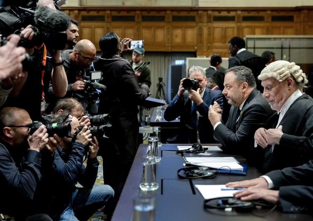 נציגי מדינת ישראל בבית הדין בהאג, בשבוע שעבר. יושבים (מימין): מלקולם שואו, טל בקר. | אי.פי.איי