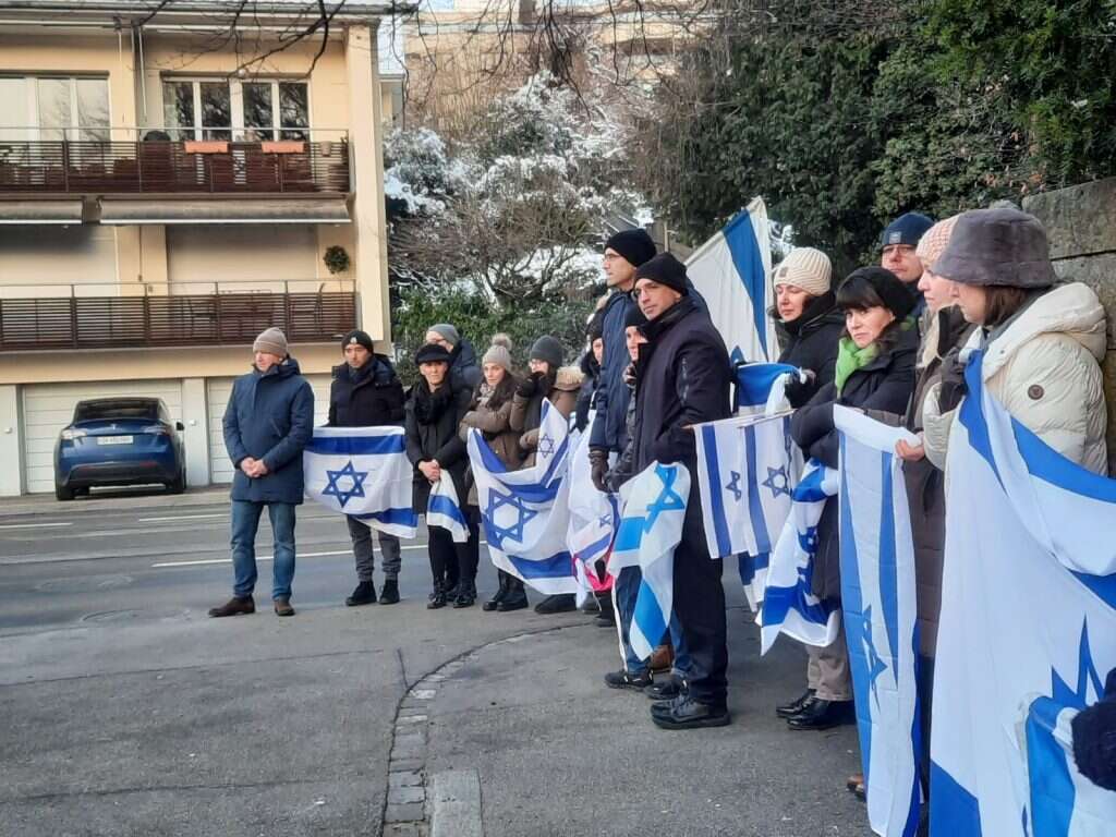 חברי הקהילה היהודית בציריך מלווים עם דגלי את אביבה, אמו של אוריאל סילברמן הי"ד שנפל בקרב בעזה. | באדיבות המשפחה חברי הקהילה היהודית בציריך מלווים עם דגלי את אביבה, אמו של אוריאל סילברמן הי"ד שנפל בקרב בעזה. | באדיבות המשפחה