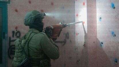 כוחות צה"ל ומג"ב הורסים את בתי המחבלים שביצעו את הפיגוע במחסום המנהרות. | דובר צה"ל