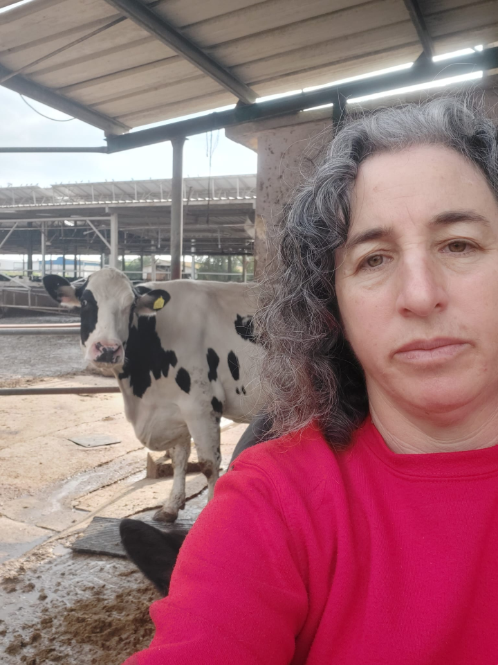 טלי מדינה ברפת בקביבוץ אורים