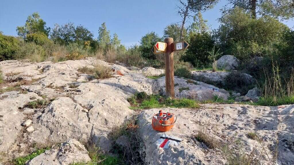 צומת בשביל המעגלי, שילוט הכוונה של קק"ל ולידו סימון שבילים של הצומת. | איציק בן דב, החברה להגנת הטבע