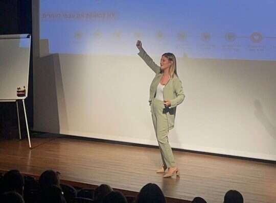 רוני שינקמן בהרצאה. | באדיבות המצולמת