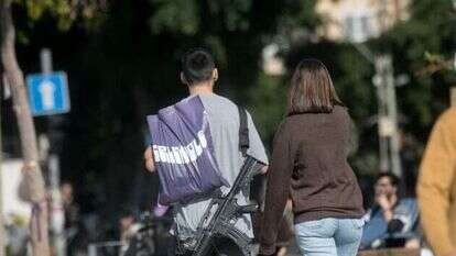 חייל מילואים ובת זוגו בתל אביב. | מרים אלסטר, פלאש 90