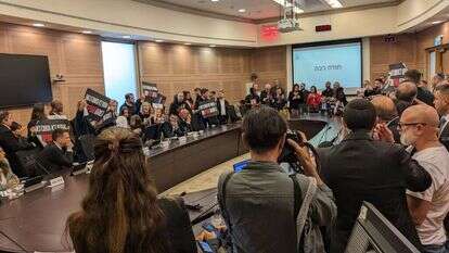 משפחות החטופים מתפרצות לדיון בוועדת הכספים בכנסת