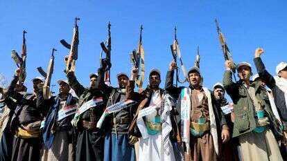 לוחמים חות'ים מפגינים בתימן. | AFP