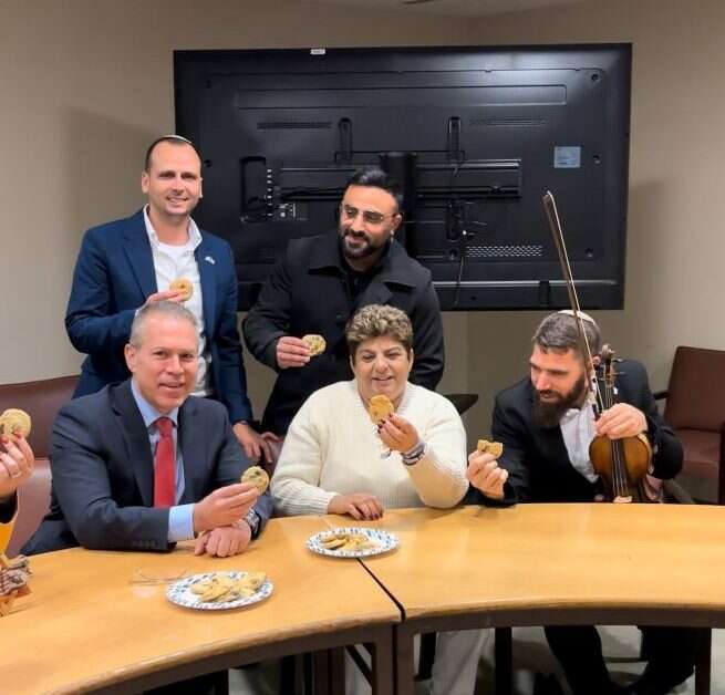 שגריר ישראל לאו"ם גלעד ארדן עם רחל אדרי מאופקים. שגריר ישראל לאו"ם גלעד ארדן עם רחל אדרי מאופקים.