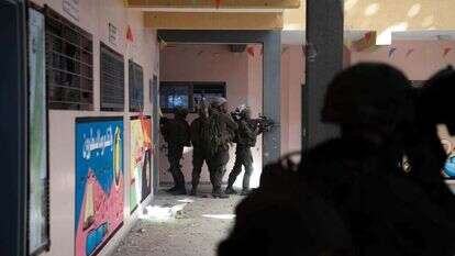 לוחמי צה"ל בבית ספר בחאן יונס. | דובר צה"ל