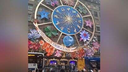 גלגל המזלות בחזית בית האופנה "כריסטיאן דיור" בניו־יורק. | יאיר שלג