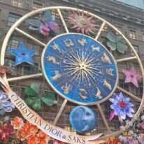 גלגל המזלות בחזית בית האופנה "כריסטיאן דיור" בניו־יורק. | יאיר שלג