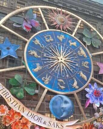 גלגל המזלות בחזית בית האופנה "כריסטיאן דיור" בניו־יורק. | יאיר שלג