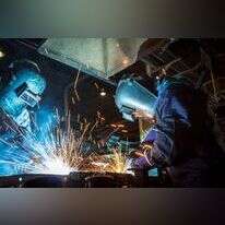 תיאורי הריתוך מתעכבים על כל מגע, מרקם וחום. | שאטרסטוק