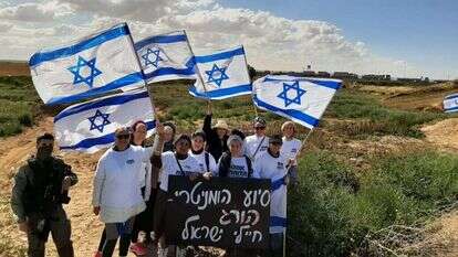 נשות "אמהות הלוחמים" מפגינות בדרך למעבר כרם שלום. | אמהות הלוחמים
