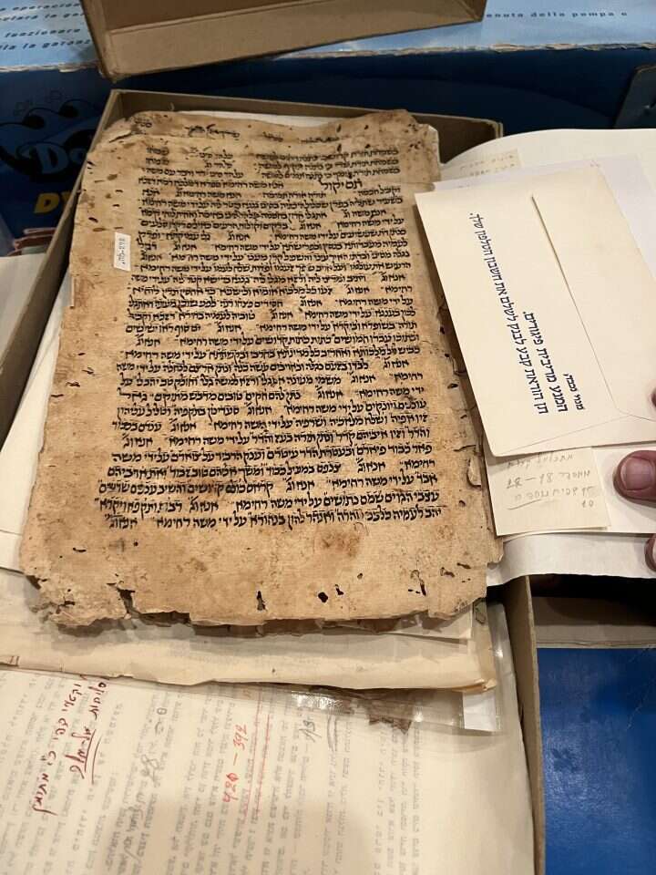 אוסף כתבי יהדות תימן שהגיע אל הספריה הלאומית. | באדיבות הספרייה הלאומית