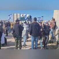 חסימת מעבר כרם שלום. | מסך