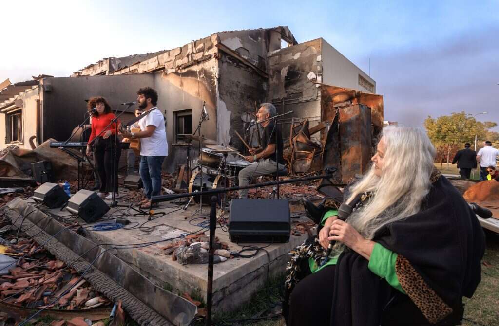 מוזיקה חזקה יותר מהמילים. וייס בהופעה עם מירי אלוני, בחורבות בית הוריו. | אייל רדושיצקי, באדיבות המשפחה