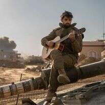 העייפות והגיטרה. מוזיקה על טנק, עזה 2024. | דו"צ