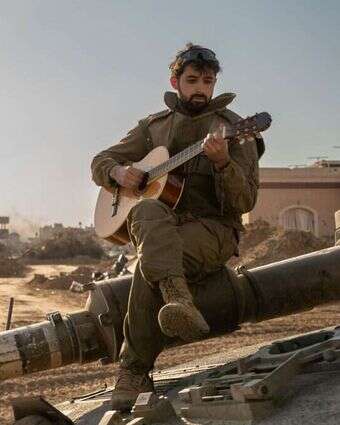 העייפות והגיטרה. מוזיקה על טנק, עזה 2024. | דו"צ