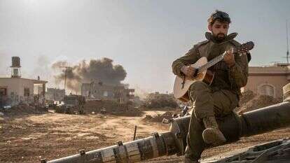 העייפות והגיטרה. מוזיקה על טנק, עזה 2024. | דו"צ