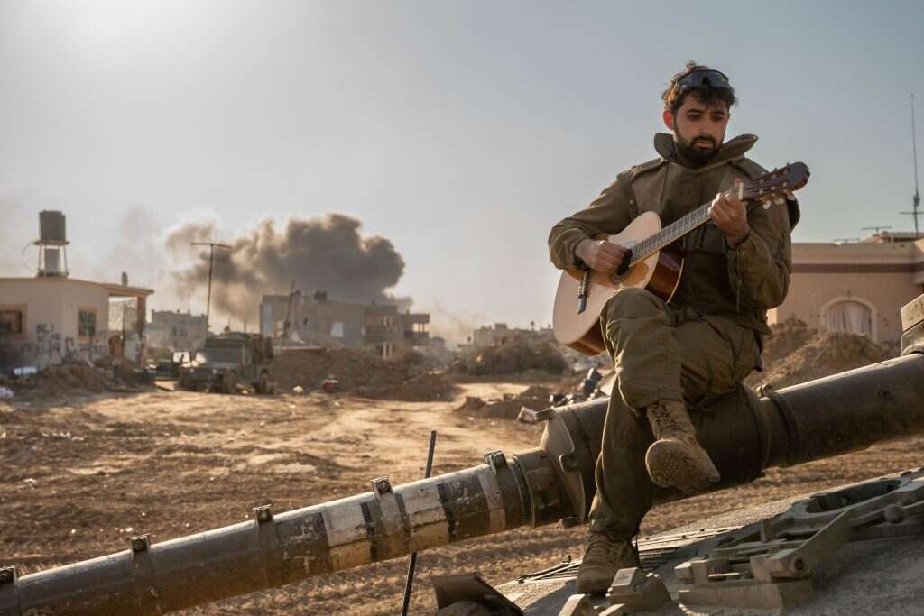 העייפות והגיטרה. מוזיקה על טנק, עזה 2024. | דו"צ העייפות והגיטרה. מוזיקה על טנק, עזה 2024. | דו"צ