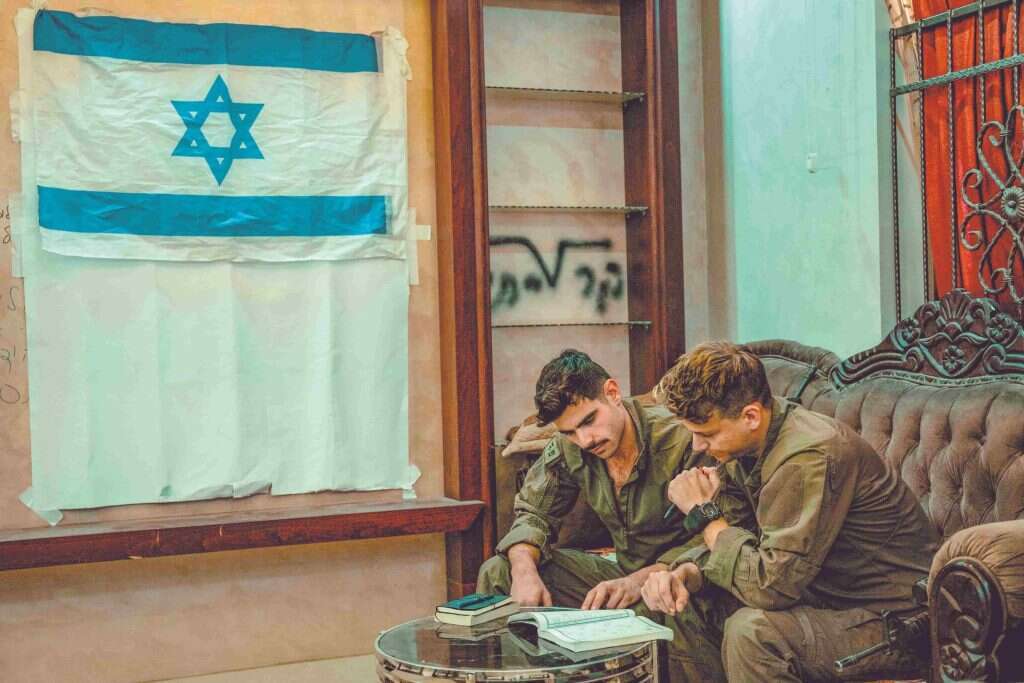 ניחוח פתיתים וקבנוס. תשחצים בסלון "בית המח"ט". | דו"צ ניחוח פתיתים וקבנוס. תשחצים בסלון "בית המח"ט". | דו"צ