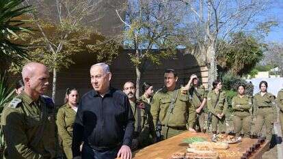ראש הממשלה בנימין נתניהו בנטיעות באוגדת עזה. | עמוס בן גרשום, לע"מ ראש הממשלה בנימין נתניהו בנטיעות באוגדת עזה. | עמוס בן גרשום, לע"מ