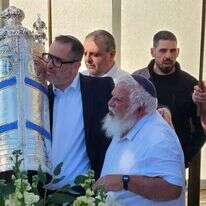 הרב בני קלמנזון, אביו של אלחנן קלמנזון הי"ד, באירוע הכנסת ספר התורה בקיבוץ בארי. | Marabu.pr