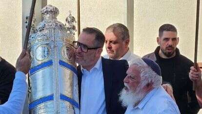 הרב בני קלמנזון, אביו של אלחנן קלמנזון הי"ד, באירוע הכנסת ספר התורה בקיבוץ בארי. | Marabu.pr