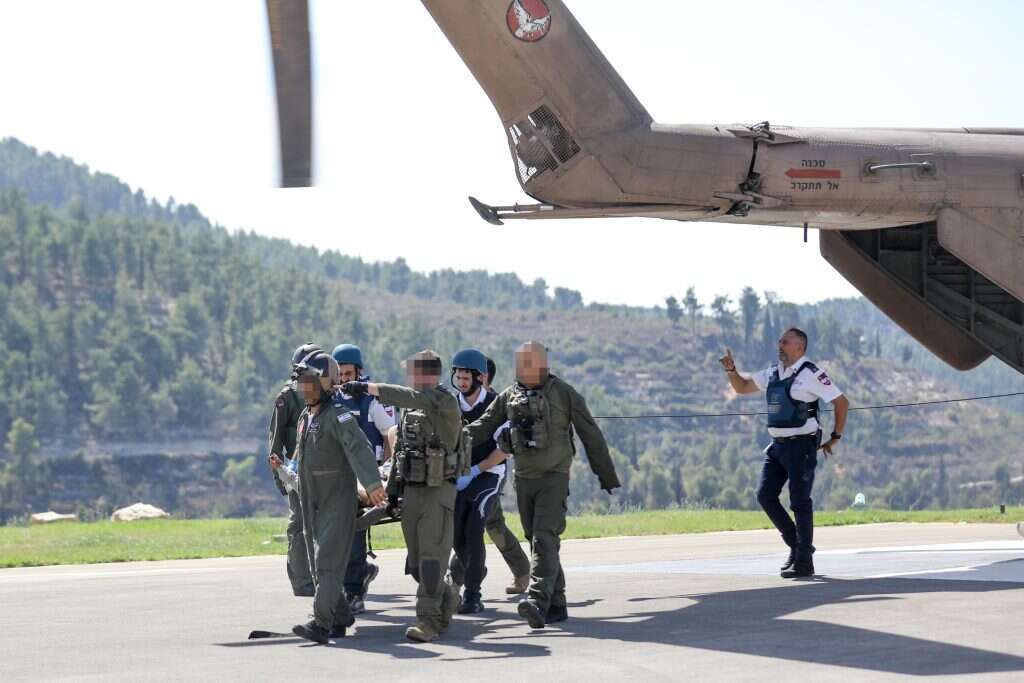 אף מערכת רפואית לא נדרשה להתמודד עם עומס כזה. פינוי פצועים לבית החולים הדסה עין־כרם בשבעה באוקטובר. | נועם ריבקין פנטון, פלאש 90