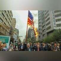 מסלול התנגשות. איראנים מציתים את דגל ארה"ב מול בניין השגרירות האמריקנית לשעבר בטהרן. | גטי אימג'ס