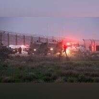 כוחות ביטחון והצלה בחילוץ הנפגעים מהאסון באל־מע'אזי, ביום שני. | רויטרס