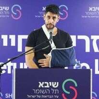 עידן עמדי במסיבת עיתונאים, לאחר שנפצע בלחימה ברצועת עזה. | ערן לם