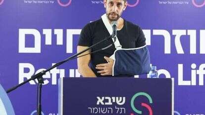 עידן עמדי במסיבת עיתונאים, לאחר שנפצע בלחימה ברצועת עזה. | ערן לם