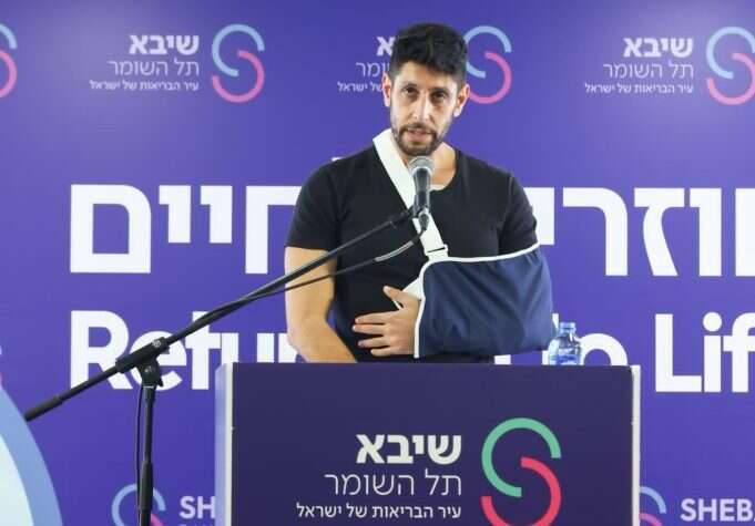 עידן עמדי במסיבת עיתונאים, לאחר שנפצע בלחימה ברצועת עזה. | ערן לם