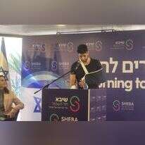 עידן עמדי במסיבת עיתונאים, לאחר שנפצע בלחימה ברצועת עזה. | שיראל דילר