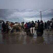 תושבי עזה מתפנים מחאן יונס דרומה. | Fatima Shbair, AP