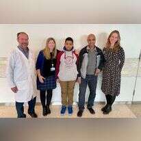 איסאם דם (במרכז) שקיבל את היכולת לשמוע בזכות הטיפול הגנטי החדש. | AFP