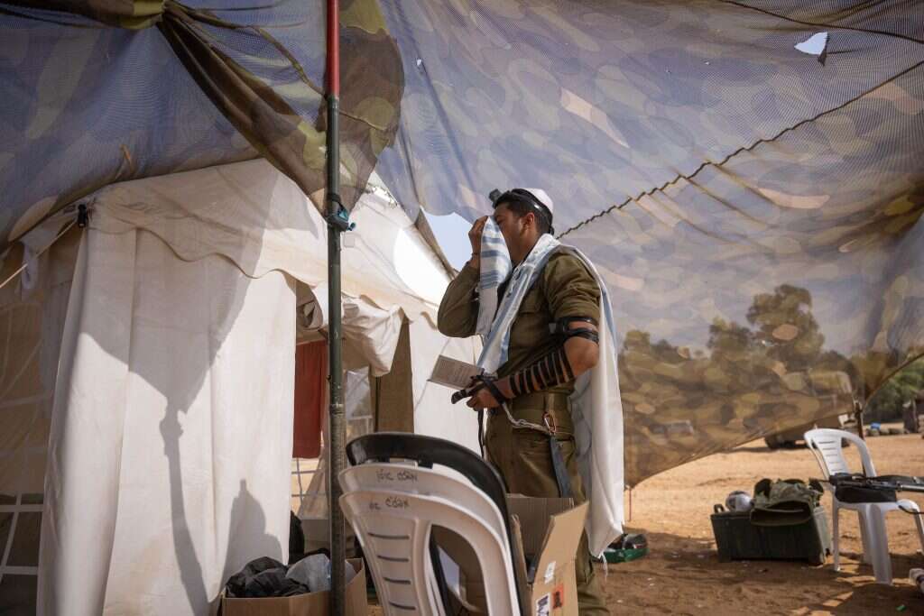 חייל מתפלל על גבול רצועת עזה. | חיים גולדברג, פלאש 90 חייל מתפלל על גבול רצועת עזה. | חיים גולדברג, פלאש 90