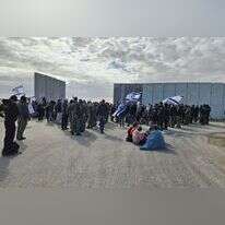 חסימת מעבר כרם שלום על ידי תנועת "צו 9" למניעת כניסה של משאיות סיוע הומניטרי לרצועת עזה. | צו 9