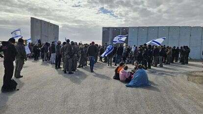 חסימת מעבר כרם שלום על ידי תנועת "צו 9" למניעת כניסה של משאיות סיוע הומניטרי לרצועת עזה. | צו 9